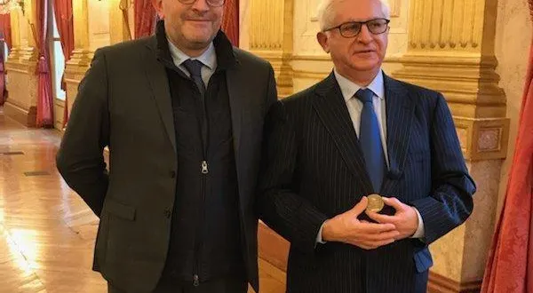 photo  c’est dans une des salles des fêtes du palais bourbon que le député philippe bolo a remis la médaille de bronze de l’assemblée nationale à dominique faure, maire de challain-la-potherie durant un mandat.  &copy;  ouest-france 