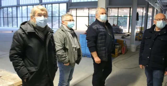 photo  andré trottet, maire (2e à droite ), accompagné de membres du conseil.  &copy;  ouest-france 