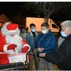photo  le père noël a pu distribuer des friandises aux enfants. 