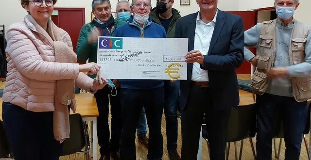 photo  mardi, à la salle du club de l’amitié, la société saint-vincent-de-paul a remis un don de 12 014,77 €, à l’espace ligue contre le cancer de segré-en-anjou bleu.  &copy;  ouest-france 