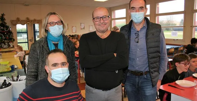 photo  mario barbosa au centre, entouré de stéphanie collet secrétaire de mairie, davis chollet maire et fabien tortevois conseillé en charge du restaurant scolaire.  &copy;  le maine libre 