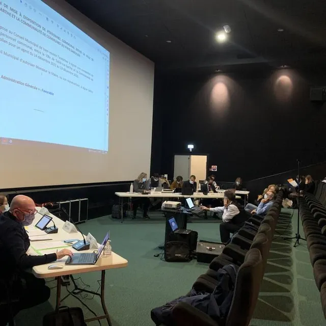 photo le conseil municipal de sablé-sur-sarthe s’est réuni dans l’ancien cinéma, le palace carnot, jeudi 16 décembre.  ©  le maine libre