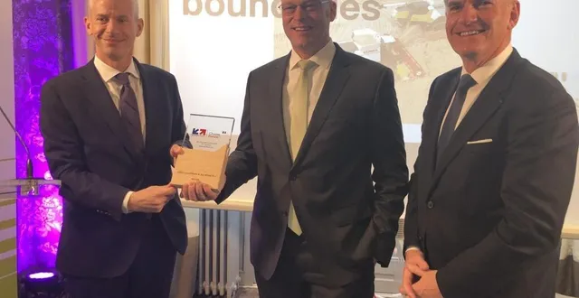 photo  paris, jeudi 16 décembre 2021. franck riester (à gauche) a remis le prix à thomas böck (au centre).  &copy;  le maine libre 