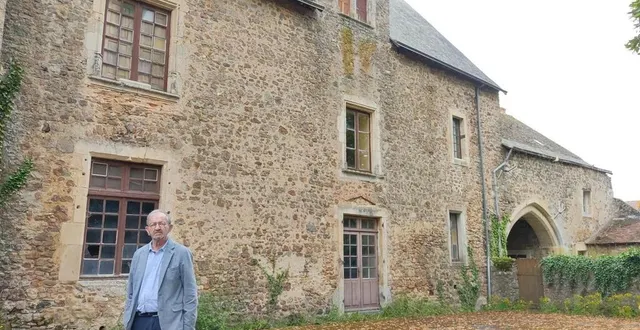 photo  le maire daniel coudreuse devant le prieuré.  &copy;  archives le maine libre 