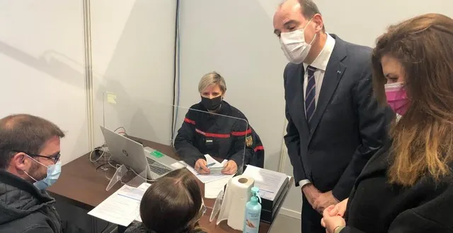 photo  jean castex, accompagné de marlène schiappa, au centre de vaccination du mans, samedi 18 décembre 2021.  &copy;  ouest-france 