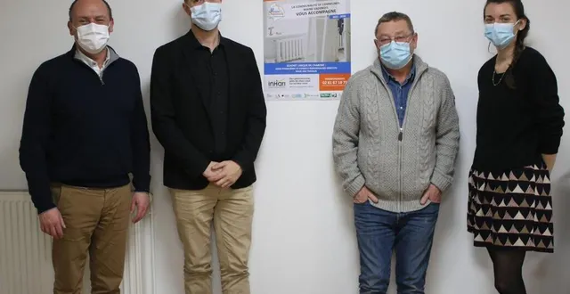 photo  jeudi, frédéric beauchef, président communautaire ; jonathan hellec, de l’agence inhari ; alain blot, vice-président communautaire en charge de l’urbanisme et de l’opération programmée d’amélioration de l’habitat (opah) et lucie dutertre, cheffe de projet petites villes de demain.  &copy;  ouest-france 