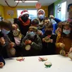 photo les enfants ont reçu leur petit cercle de bois décoré par les résidents de l’ehpad aujaleu