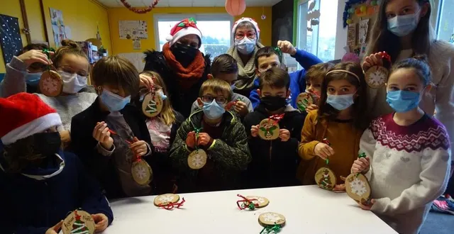 photo  les enfants ont reçu leur petit cercle de bois décoré par les résidents de l’ehpad aujaleu  &copy;  le maine libre 