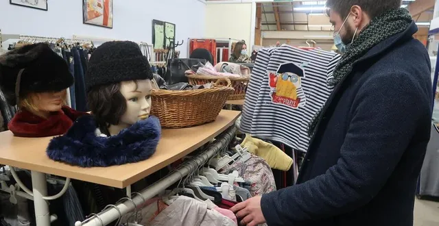 photo  cholet, rue auguste-gibouin, jeudi 9 décembre. les achats de seconde main se multiplient. les boutiques emmaüs apparaissent comme l’un des lieux de référence pour chiner.  &copy;  co – mélanie marois 