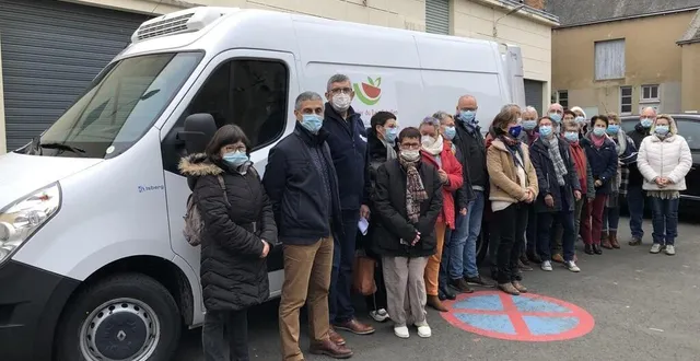photo  daniel chevalier, président de la communauté de communes, et claude perrinelle, président du panier du pays sabolien (deuxième et troisième en partant de la gauche), posent devant le nouveau camion frigorifique de l’association, jeudi 16 décembre 2021, à sablé-sur-sarthe.  &copy;  ouest-france 