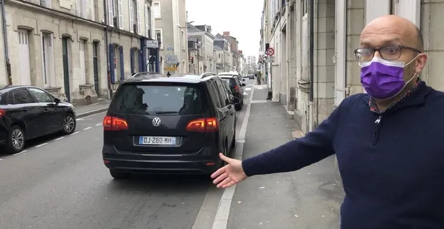 photo  devant chez lui, étienne thierry-aymé dénonce le danger : une voie pas assez large et un trottoir étroit.  &copy;  ouest-france 