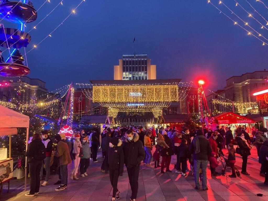 EN IMAGES. À Brest, le marché de Noël illumine la place de la Liberté - Brest.maville.com