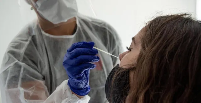 photo  un test pcr réalisé pour détecter une possible infection au covid-19. ?  &copy;  guillaume saligot/archives ouest-france 
