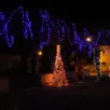 photo  le traîneau du père noël est illuminé devant la mairie de saint-aubin-de-locquenay 