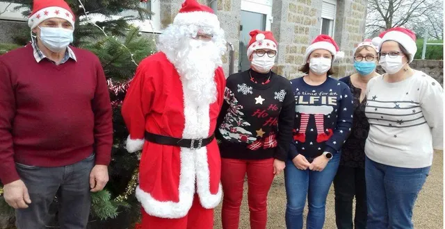 photo  de gauche à droite, eugène chatel, le maire, claude couprit, 1er adjoint  (père noël), joëlle bisson, 2e adjointe, élodie duchemin, sonia greffe et christelle delayre, conseillères municipales.  &copy;  ouest-france 