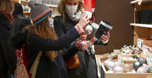 photo  les sarthois effectuent leurs derniers préparatifs à quelques jours de noël.  &copy;  le maine libre – yvon loue 
