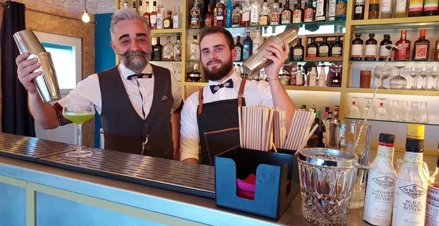 photo  sébastien houdemon (à gauche ) et romain sortant, shakers en mains, ont développé l’art du cocktail, la mixologie, à haute-perche. ils animent des ateliers de création de cocktails dans leur espace, l’atelier ec, pour les séminaires d’entreprises, qui représentent 80 % de leur activité, et les événements familiaux des particuliers.  &copy;  ouest-france 