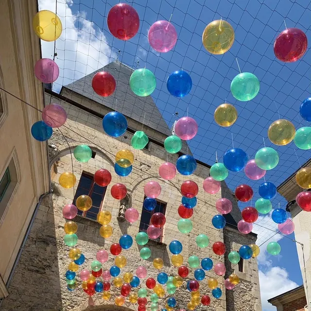 De jolis ballons colorés immortalisés par Flavie Jumeau dans les rues piétonnes de La Ferté-Bernard. Flavie Jumeau/@lessecretsdetiti photo de jolis ballons colorés immortalisés par flavie jumeau dans les rues piétonnes de la ferté-bernard. © flavie jumeau/@lessecretsdetiti