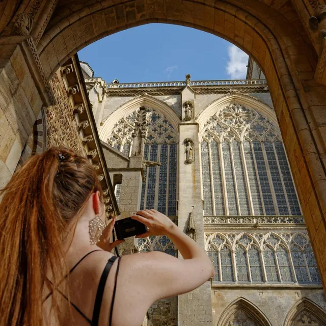 Une jeune femme en train de photographier la cathédrale du Mans, par David Busson. David Busson/@dav_bus photo une jeune femme en train de photographier la cathédrale du mans, par david busson. © david busson/@dav_bus