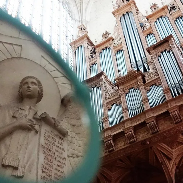 Un ange veille sur l’orgue de la cathédrale Saint-Julien, au Mans. Roxane Noblat/@roxanenoblat photo un ange veille sur l’orgue de la cathédrale saint-julien, au mans. © roxane noblat/@roxanenoblat