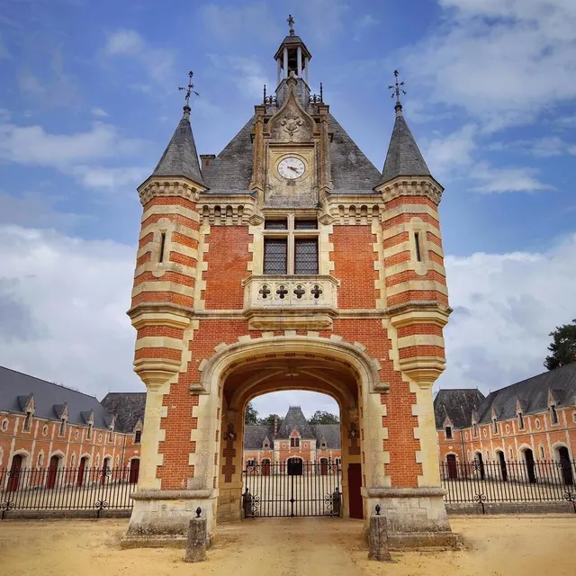L’entrée des écuries au château du Luart. Un superbe cliché de Damien Trohel. Damien Trohel/@d.photo.53 photo l’entrée des écuries au château du luart. un superbe cliché de damien trohel. © damien trohel/@d.photo.53