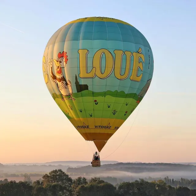 Un autre cliché de Damien Trohel, baptisé « opération Ballon Casse-croûte » par les fermiers de Loué, à Assé-le-Boisne. Damien Trohel/@d.photo.53 photo un autre cliché de damien trohel, baptisé « opération ballon casse-croûte » par les fermiers de loué, à assé-le-boisne. © damien trohel/@d.photo.53