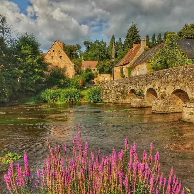 Le Vieux pont sur la Vègre, à Asnières-sur-Vègre, une photo haute en couleur signée Ljubima Woods. @ljubimawoods photo le vieux pont sur la vègre, à asnières-sur-vègre, une photo haute en couleur signée ljubima woods. © @ljubimawoods