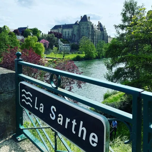 L’abbaye de Solesmes, nichée au bord de la Sarthe. Une photo signée Virginie Dion. Virginie Dion/@makeyshaw photo l’abbaye de solesmes, nichée au bord de la sarthe. une photo signée virginie dion. © virginie dion/@makeyshaw