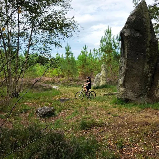 Un jeune homme en BMX au milieu des mégalithes de la Lande des Soucis, à Saint-Jean-de-la-Motte. Julie André/@sojubylo photo un jeune homme en bmx au milieu des mégalithes de la lande des soucis, à saint-jean-de-la-motte. © julie andré/@sojubylo
