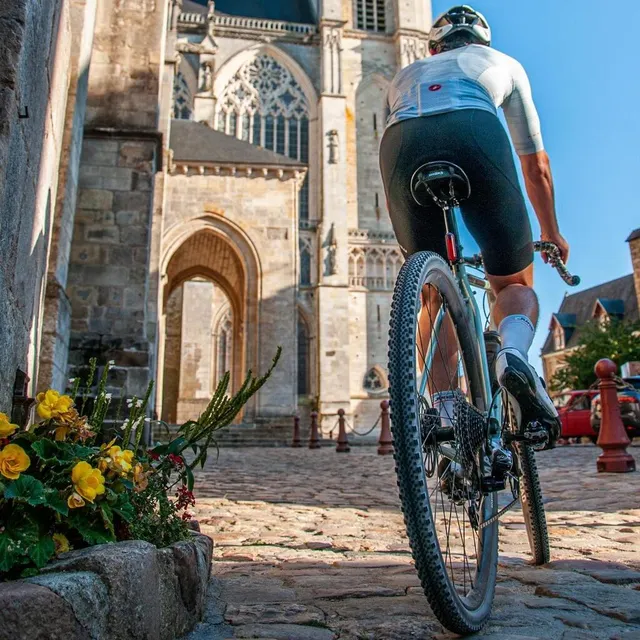 Un cycliste dans les rues pavées du Vieux-Mans, un cliché de Philippe Constant. Philippe Constant/@phi.lippe2401 photo un cycliste dans les rues pavées du vieux-mans, un cliché de philippe constant. © philippe constant/@phi.lippe2401