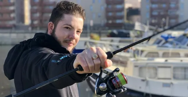 photo  valentin est un passionné de street fishing : il a fait des bords de rivière en centre-ville du mans son terrain de jeu.  &copy;  photo le maine libre 