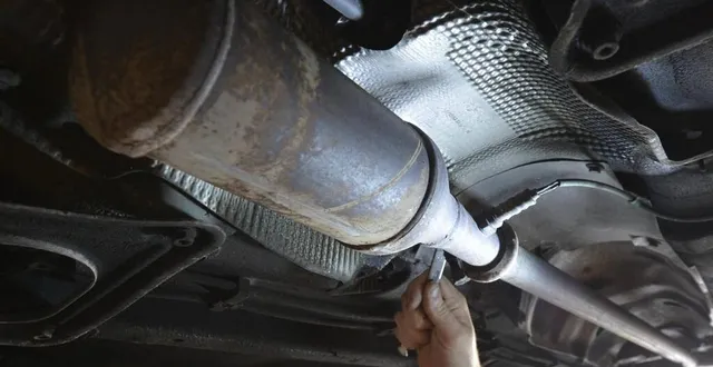 photo  les voleurs revendent les métaux précieux contenus dans le pot catalytique à des ferrailleurs. ils peuvent empocher 200 à 300 € par larcin.  &copy;  archives ouest-france 