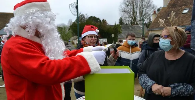 photo  le père noël a procédé au tirage de la tombola.  &copy;  le maine libre 