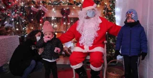 photo  le père noël est venu rencontrer les enfants lors du marché de noël organisé par le comité des fêtes de saint-rémy-des-monts.  &copy;  lemainelire 