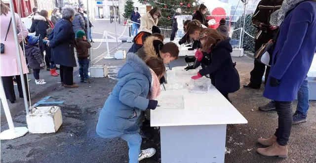 photo  les enfants étaient très motivés pour sculpter dans de la glace, place carnot.  &copy;  ouest-france 