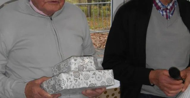 photo  andré grégoire a reçu un cadeau des mains du président christian golupeau.  &copy;  le maine libre 