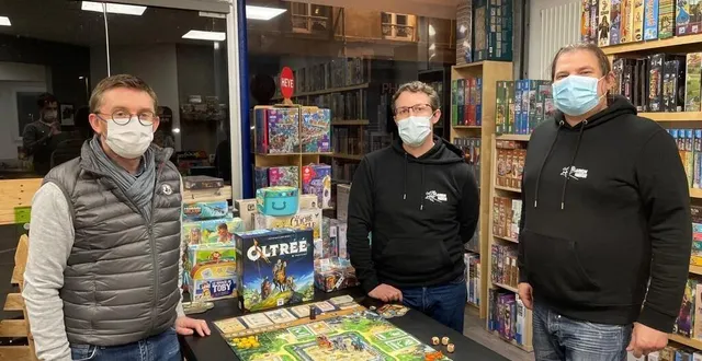photo  erick dadat, gérant du magasin pinocchio, accompagné par emmanuel montebran et clément rousselin, membres de l’association les gobelins farceurs, ont présenté leurs conseils de jeux de société.  &copy;  ouest france 