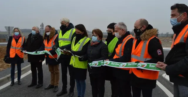photo  autour de sergine prieur, christelle morançais et dominique le mèner ont inauguré le giratoire et le créneau de dépassement de montaillé.  &copy;  le maine libre 