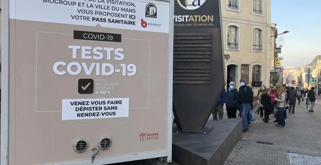 photo  nombreux sont les manceaux à se faire tester pour le covid-19 en cette veille de réveillon de noël 2021.  &copy;  photo le maine libre 