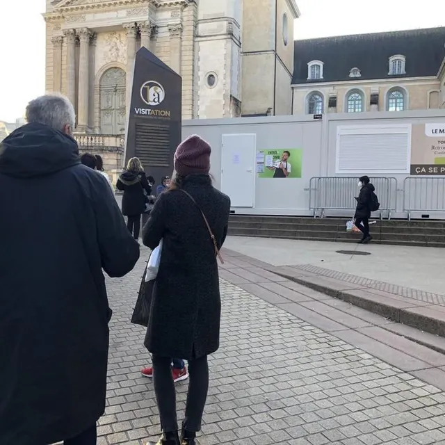photo avant l’ouverture du centre de tests, une file d’attente s’est déjà formée.  ©  photo le maine libre