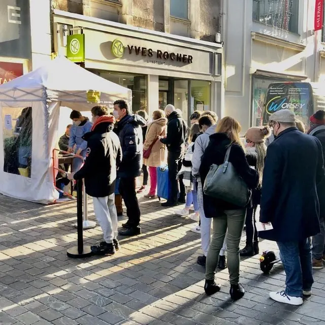 photo devant les pharmacies aussi, on attend patiemment pour se faire tester.  ©  photo le maine libre