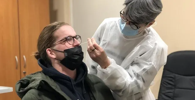 photo  ce jeudi 23 décembre 2021, léo et sa famille avaient pris rendez-vous pour un test antigénique. une démarche obligatoire pour participer au goûter de noël avec l’arrière-grand-mère, à l’ehpad, l’après-midi même.  &copy;  ouest-france 