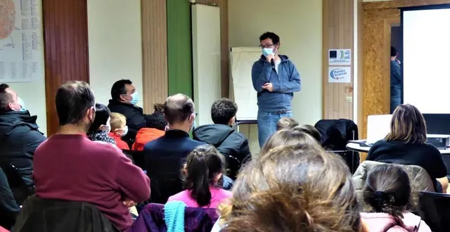 photo  yannick lenoir devant son auditoire  &copy;  le maine libre 