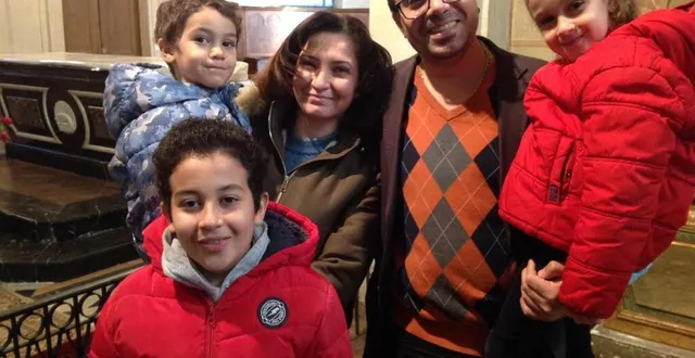 photo  emad et samah dans l’église de la chartre-sur-le-loir avec leurs enfants lorenzo, laurent et loren.  &copy;  le maine libre 