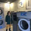 photo  cécile pilon à la laverie, qui compte deux machines de 18 kg, une machine de 6 kg et deux séchoirs à linge. 