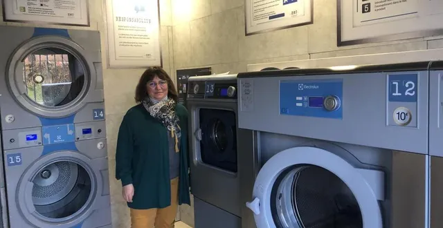 photo  cécile pilon à la laverie, qui compte deux machines de 18 kg, une machine de 6 kg et deux séchoirs à linge.  &copy;  le maine libre 