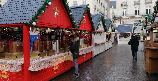 photo  place royal, à nantes, le marché de noël s’achève le 24 décembre à 21. 