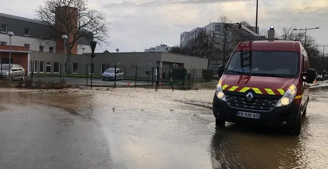 photo  la rupture de canalisation d’eau s’est produite devant l’ehpad charles-aveline, avenue winston-churchill.  &copy;  ouest-france 