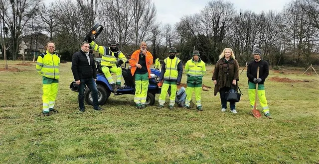 photo  l’équipe du service a présenté à jeannick monchatre, adjoint à l’urbanisme, et nelly guérineau, conseillère déléguée à l’environnement les premières plantations réalisées.  &copy;  le maine libre 