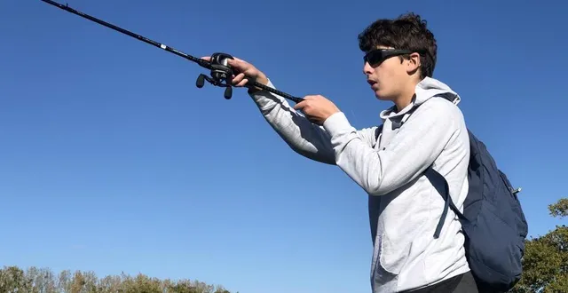 photo  après une année qui a un peu servi de test, le site des rouanneraies va être de plus en plus utilisé par les pêcheurs. le fonctionnement restera néanmoins très raisonnable.  &copy;  photo le maine libre 